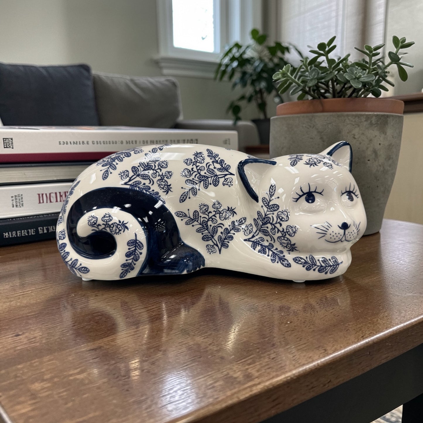 Gato com flores azuis