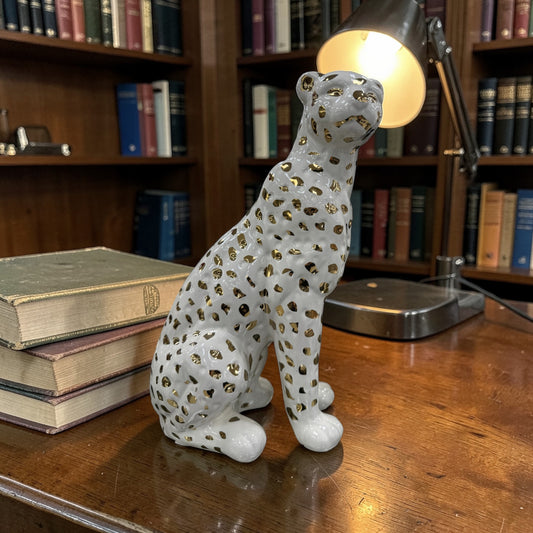 Leopardo com manchas douradas