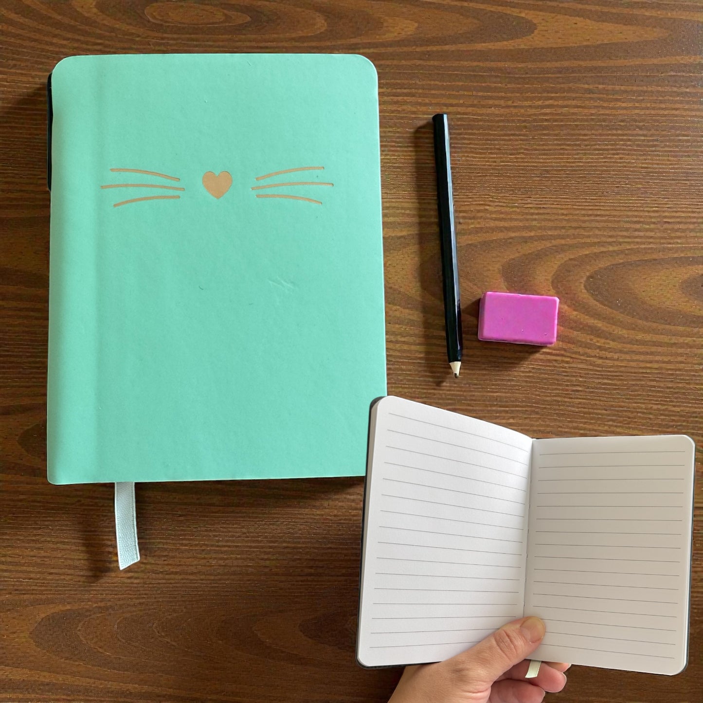 Caderno com caneta